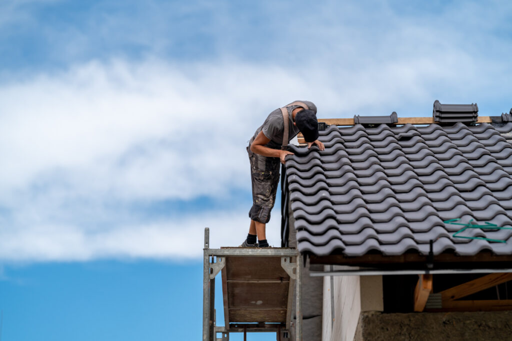 Craftsman installs ceramic tiles on roof